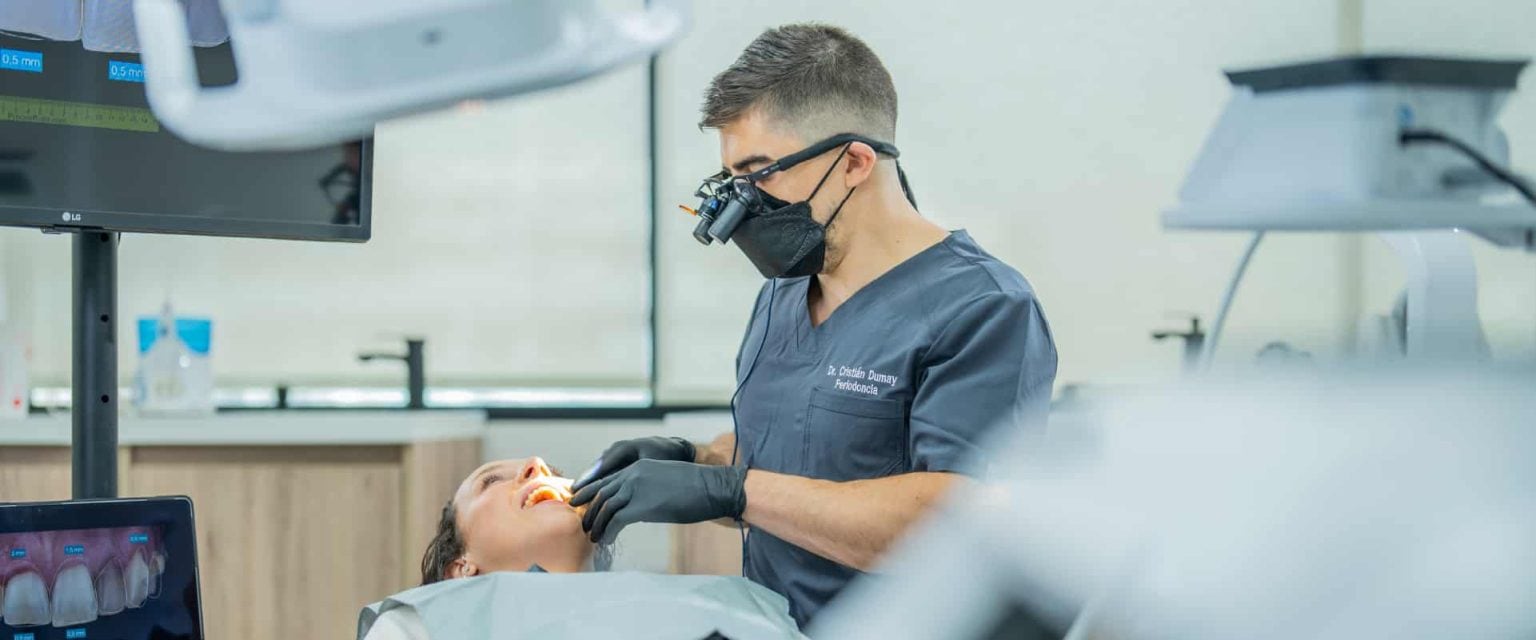 El Dr. Cristián Dumay, periodoncista, en Zenclinic Dental, clínica dental en La Dehesa