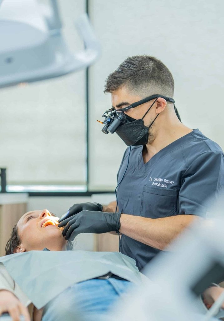 El Dr. Cristián Dumay, periodoncista, con lupas de magnificación en Zenclinic Dental