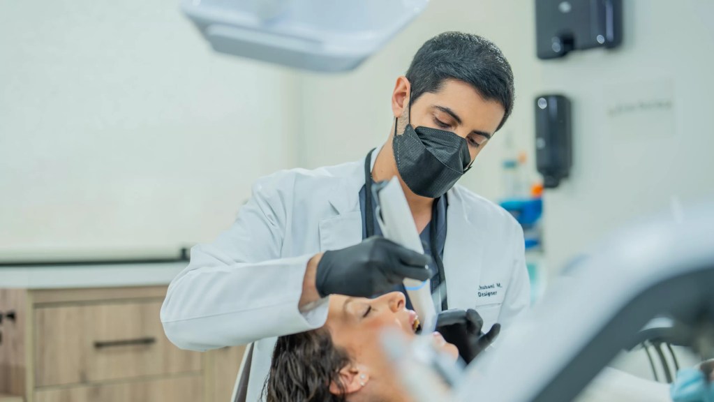 Evaluación y escaneo digital 3D de la sonrisa en la primera sesión en Zenclinic
