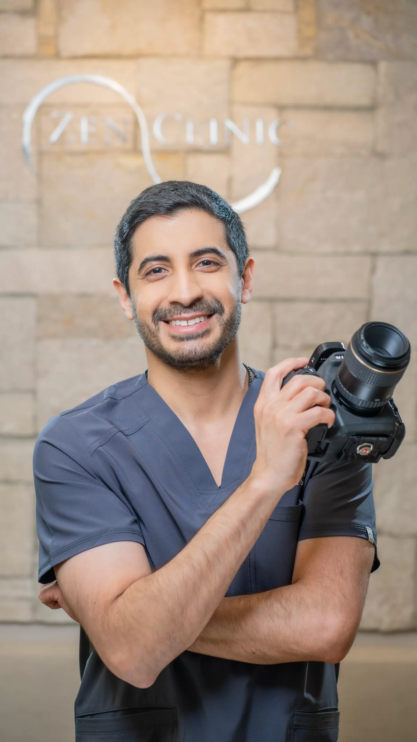 Dr. Ravi Khubani, especialista en rehabilitación oral y diseño de sonrisa en Zenclinic Dental