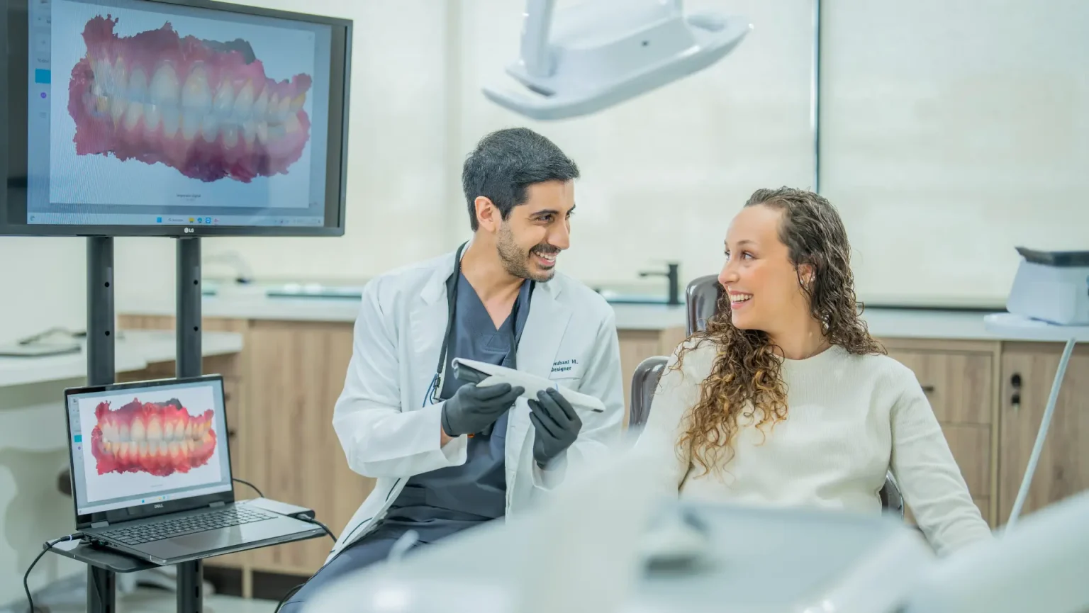Carillas cerámicas con el Dr. Ravi Khubani en Zenclinic Dental, clínica dental en La Dehesa