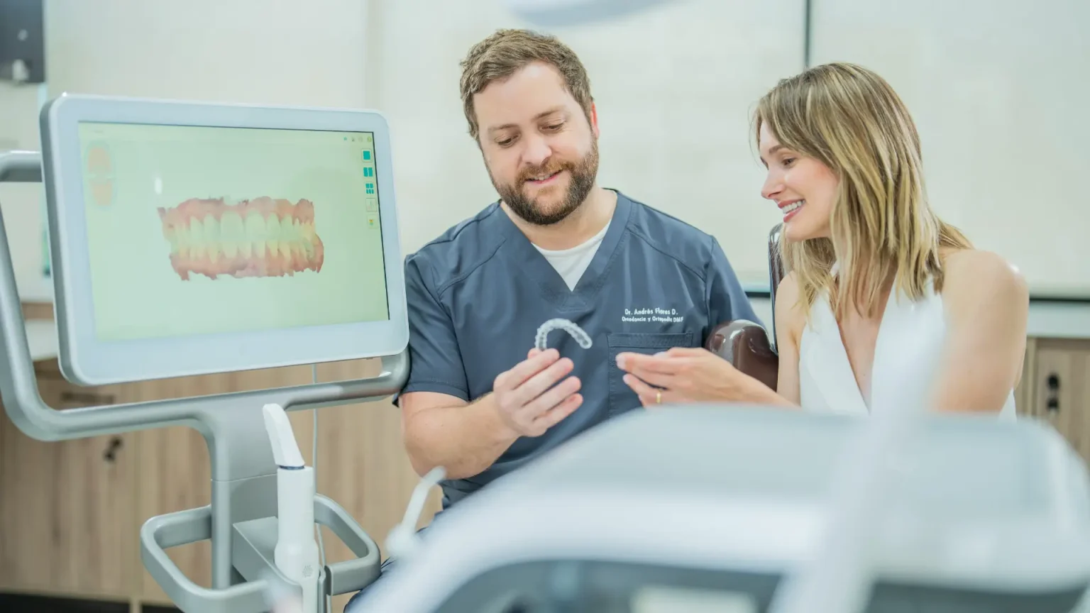 Invisalign en Zenclinic Dental, clínica dental en La Dehesa, con el Dr. Andrés Flores