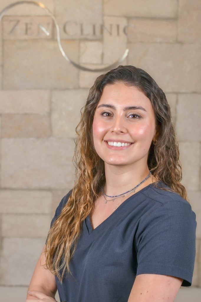 Dra. Josefa Benítez, especialista en implantología bucomaxilofacial en Zenclinic Dental, clínica dental en La Dehesa