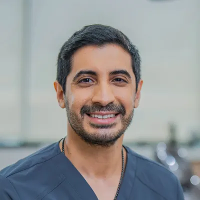 Dr. Ravi Khubani Mirvani, especialista en rehabilitación oral y diseño de sonrisas, Director Clínico de Zenclinic Dental